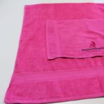 roosa logoga rätik